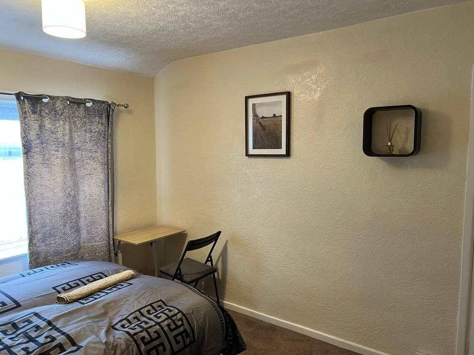 Five Oaks House- Entire 3 Bedroom House for Family & Contractors with up to 5 sleep- NO PARTIES ALLOWED House in Wolverhampton