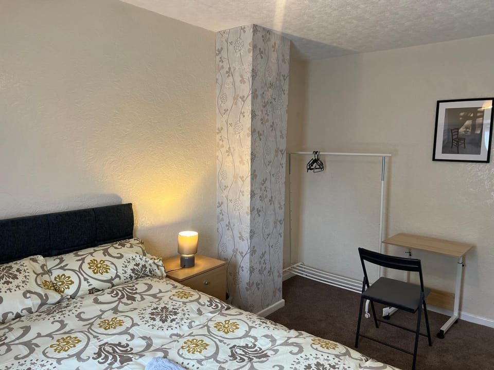 Five Oaks House- Entire 3 Bedroom House for Family & Contractors with up to 5 sleep- NO PARTIES ALLOWED House in Wolverhampton