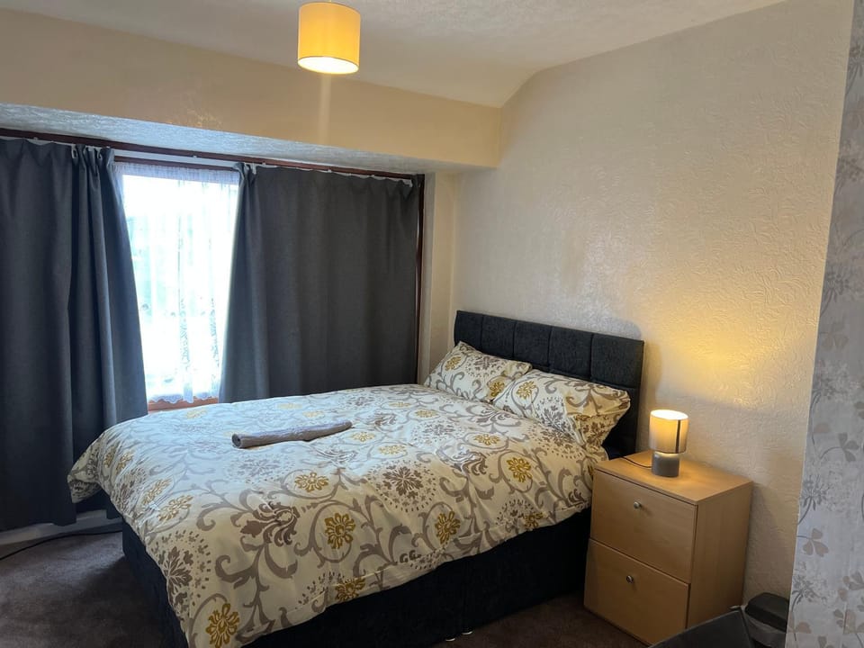 Five Oaks House- Entire 3 Bedroom House for Family & Contractors with up to 5 sleep- NO PARTIES ALLOWED House in Wolverhampton