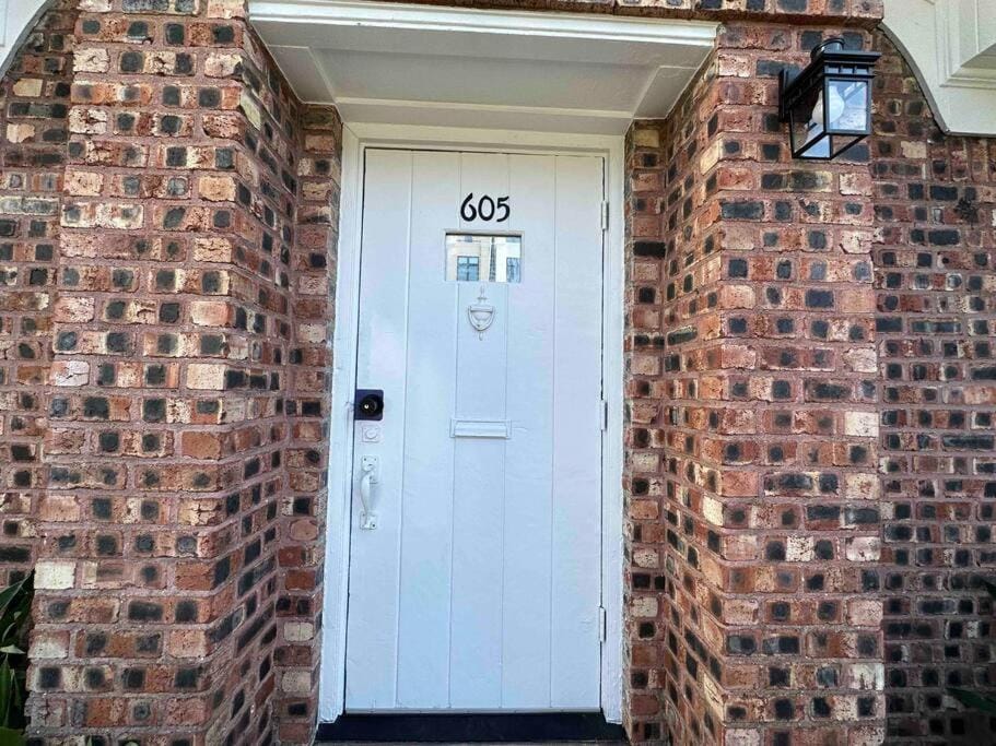 Luxury 1 Bd Montrose - Genova at The Italian Plaza Nature lodge in Houston