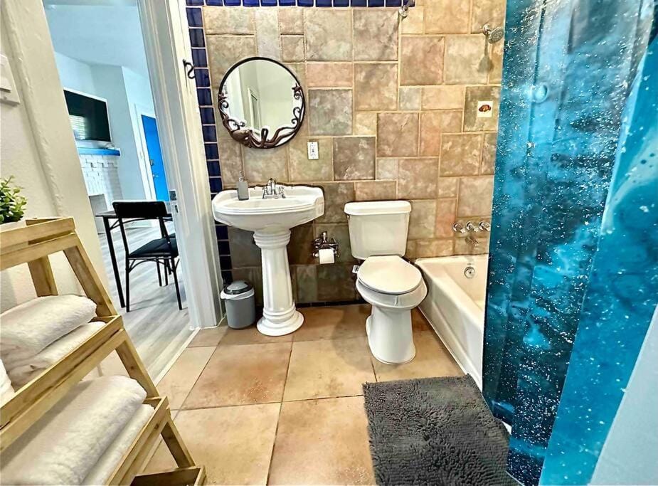 Luxury 1 Bd Montrose - Genova at The Italian Plaza Nature lodge in Houston