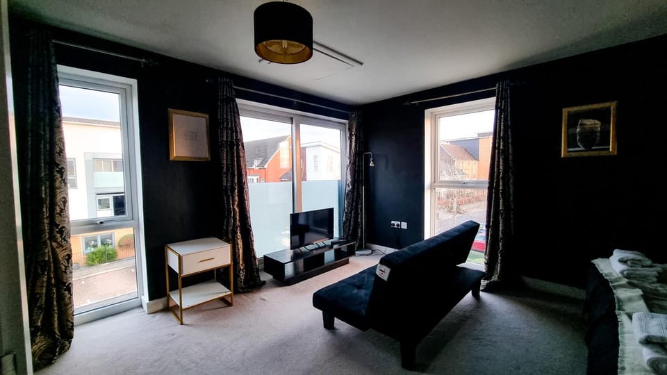 TV and multimedia, Seating area, Bedroom