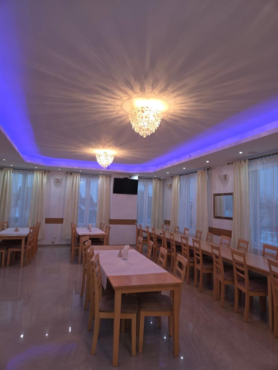 Restaurant/places to eat, Living room