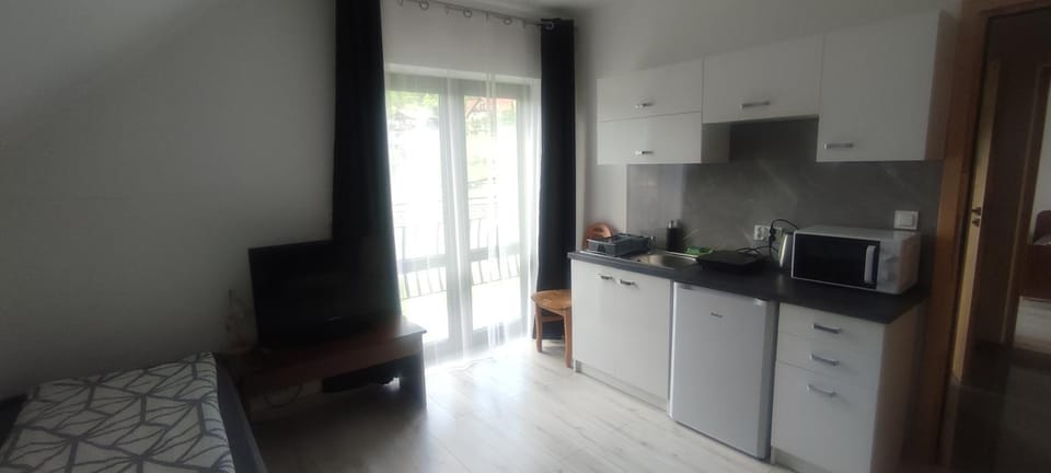 Kitchen or kitchenette, oven, pet friendly, stove