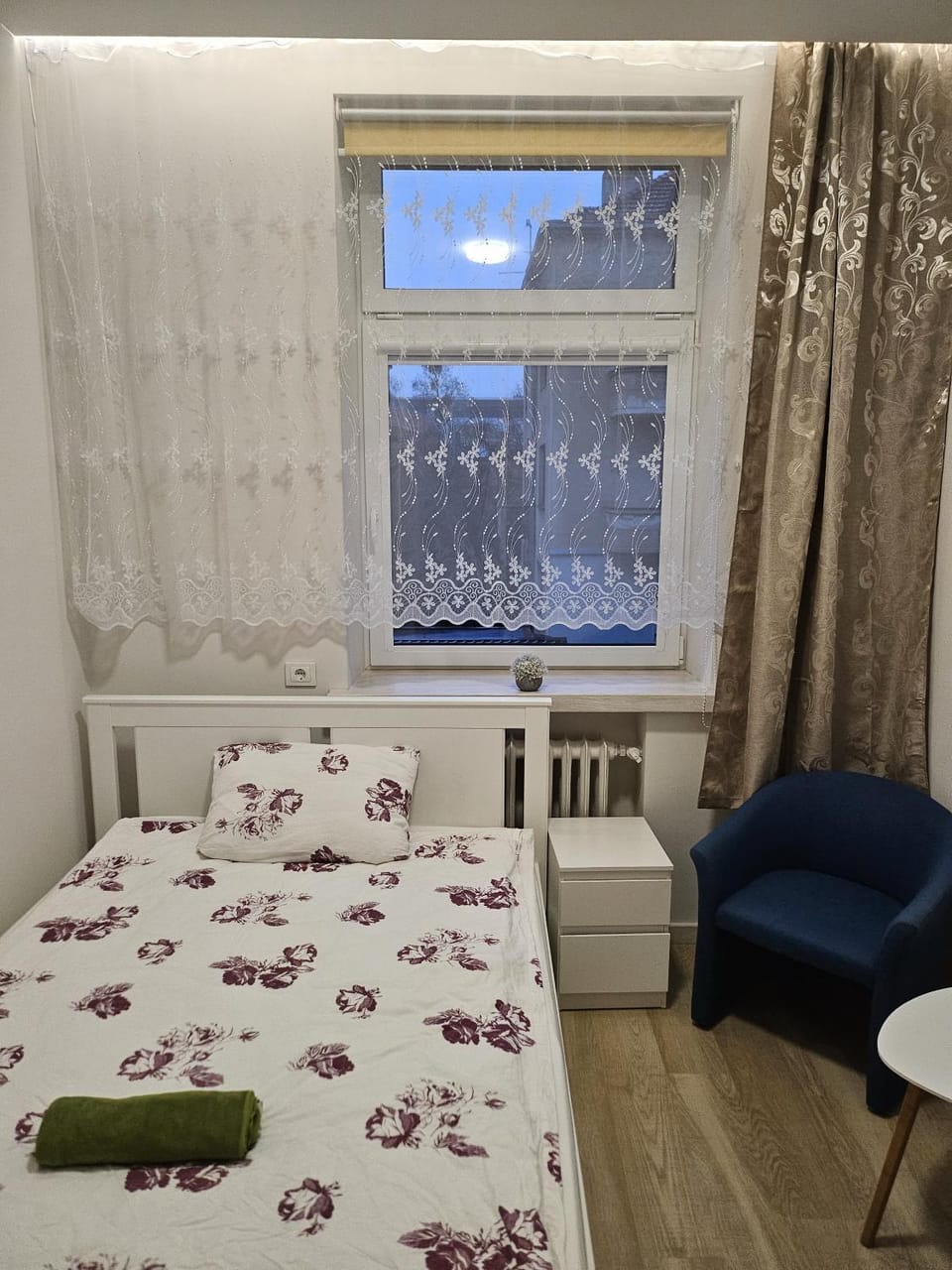 Bed, Photo of the whole room, Seating area, Bedroom