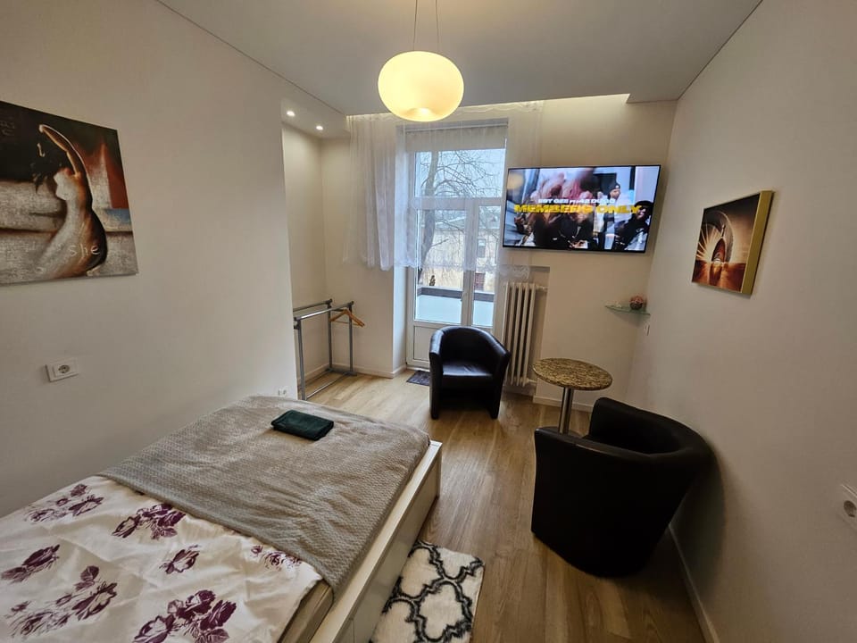 Bed, TV and multimedia, Photo of the whole room, Bedroom, hair dresser