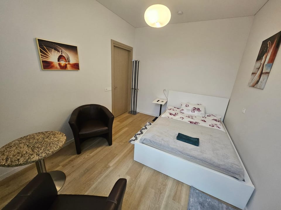 Bed, Photo of the whole room, Seating area, Bedroom