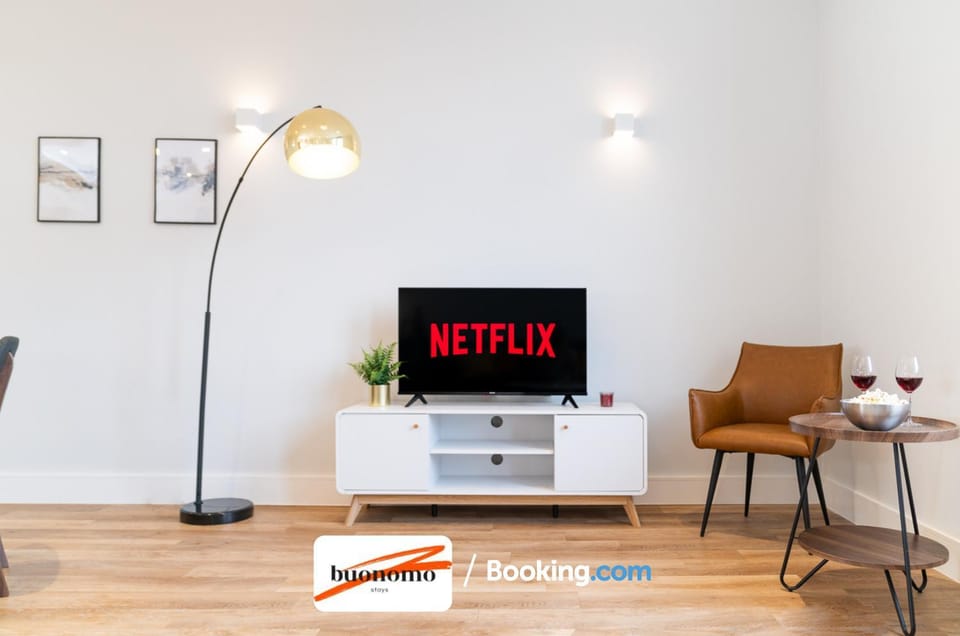Communal lounge/ TV room, TV and multimedia, Food and drinks, Text overlay