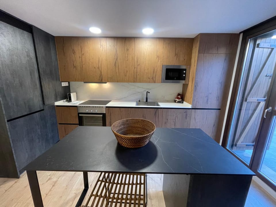 Kitchen or kitchenette, Dining area, minibar, pet friendly, stove