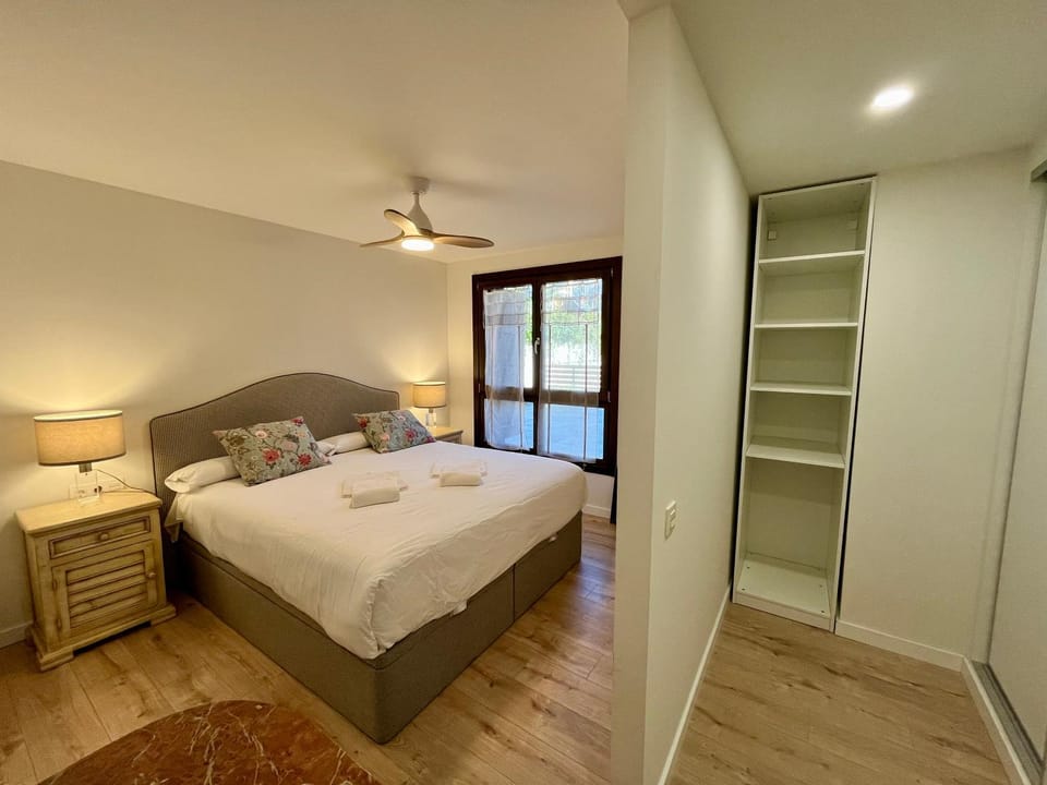 Bed, Photo of the whole room, Bedroom, towels, wardrobe
