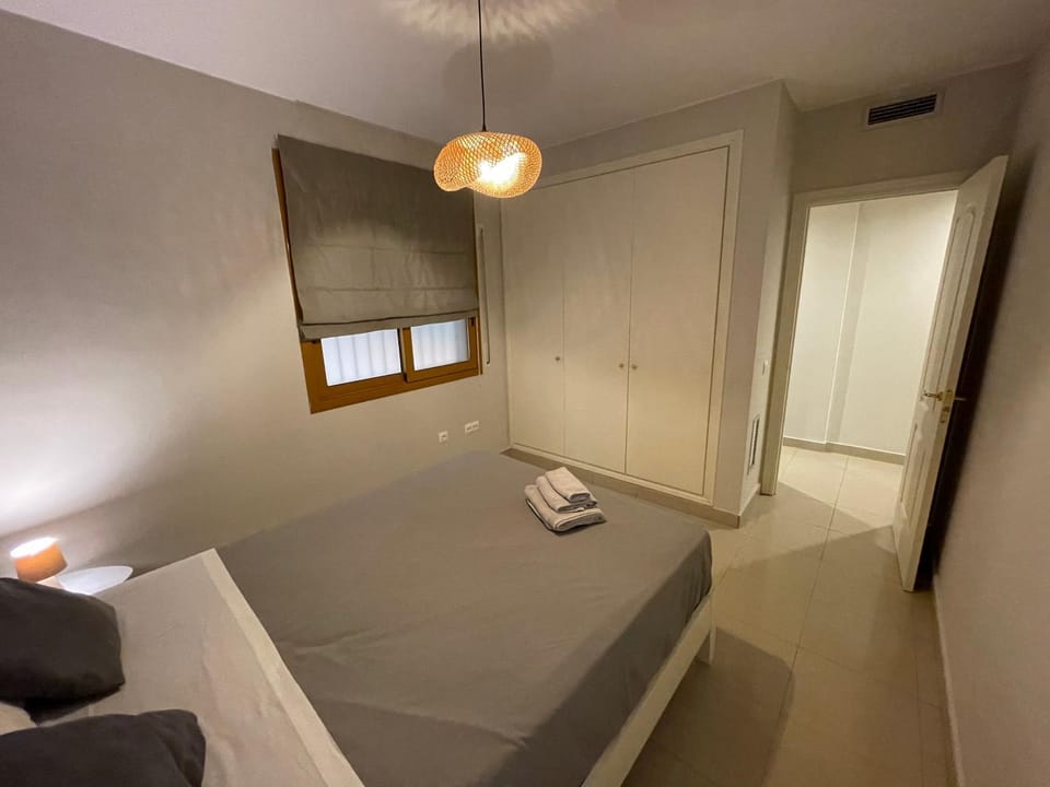 Photo of the whole room, Bedroom, wardrobe