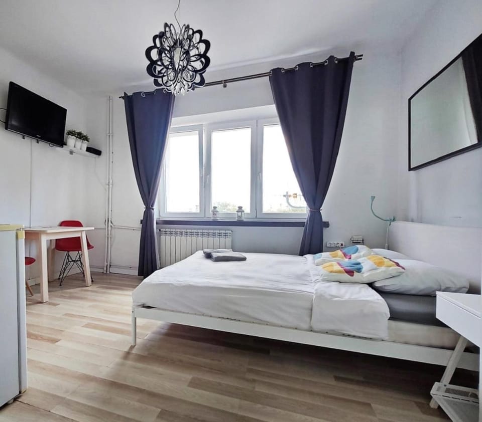 Bed, TV and multimedia, towels