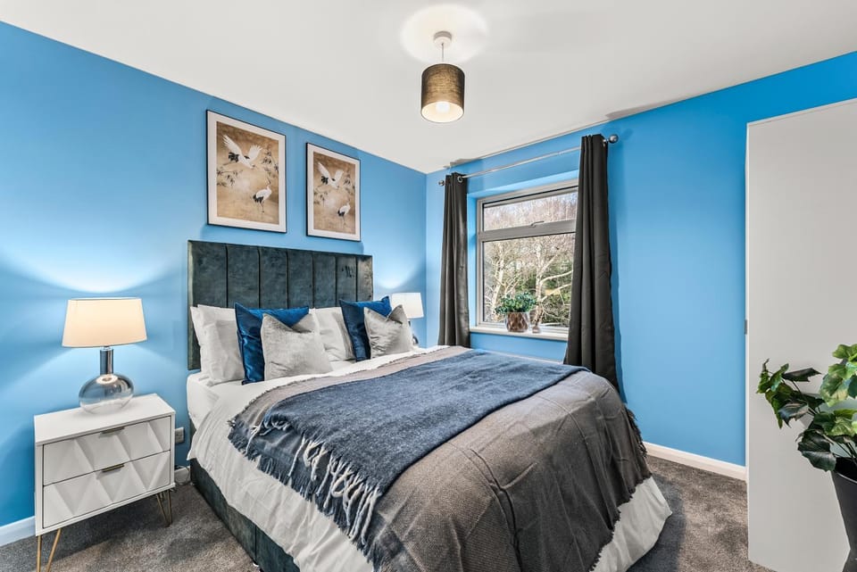 Elegant Retreat in Cheltenham - Garden & Parking Included House in Cheltenham