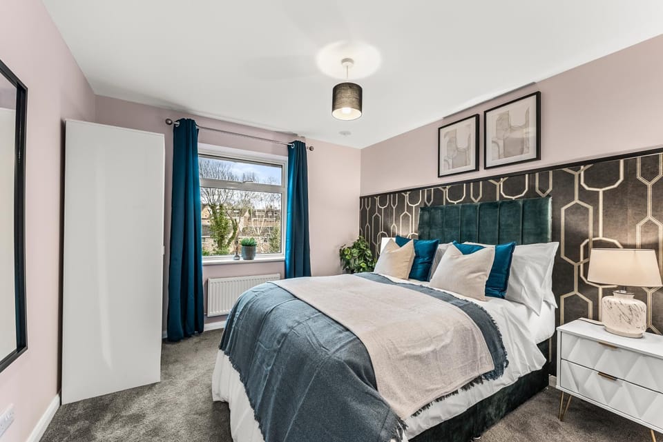 Elegant Retreat in Cheltenham - Garden & Parking Included House in Cheltenham