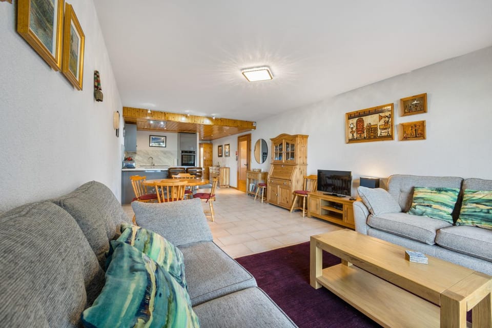 Communal lounge/ TV room, Living room