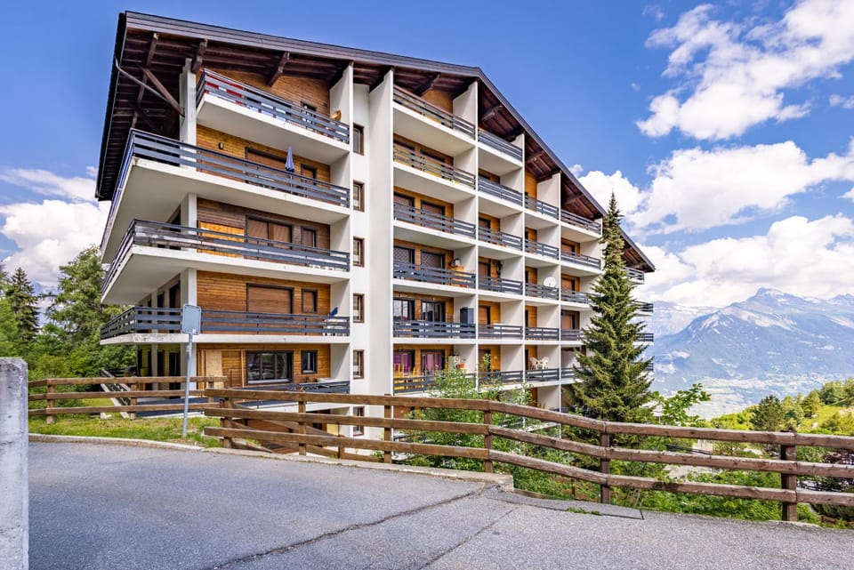 Property building, Facade/entrance, Off site