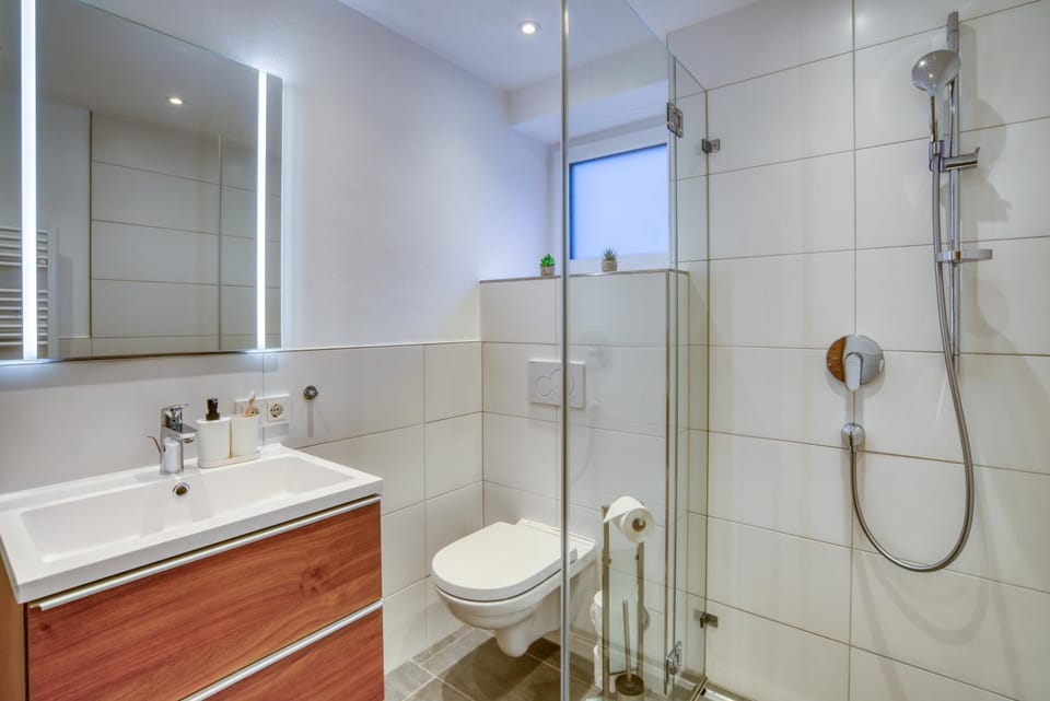 Shower, Toilet, Bathroom, towels