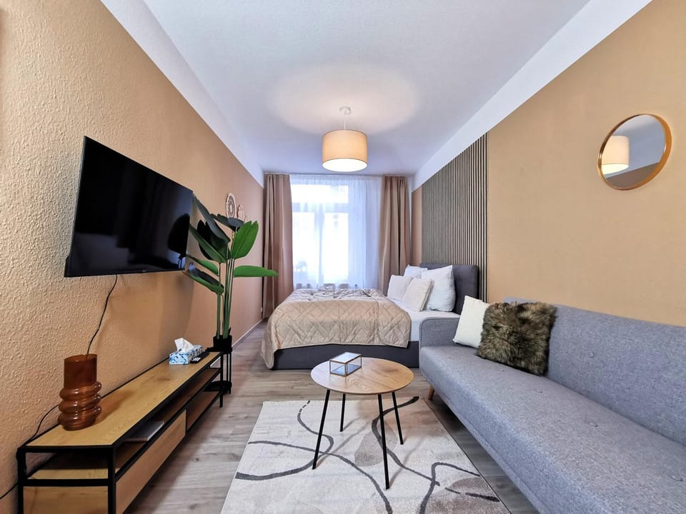 Communal lounge/ TV room, Bed, TV and multimedia, Living room, Photo of the whole room, Seating area, Evening entertainment, Bedroom