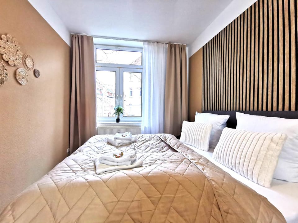 Bed, Living room, Bedroom