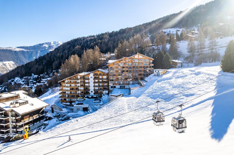 Property building, Facade/entrance, Off site