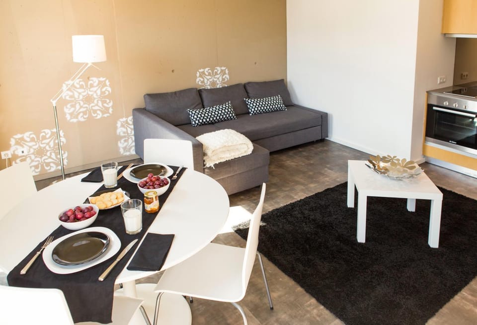 Coffee/tea facilities, Kitchen or kitchenette, Living room