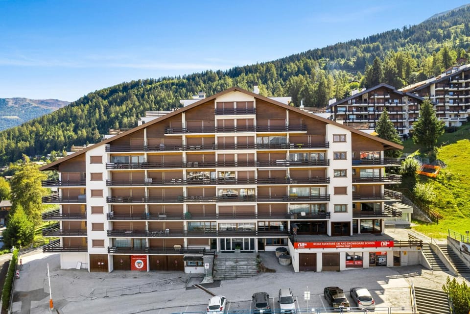Property building, Facade/entrance, Off site