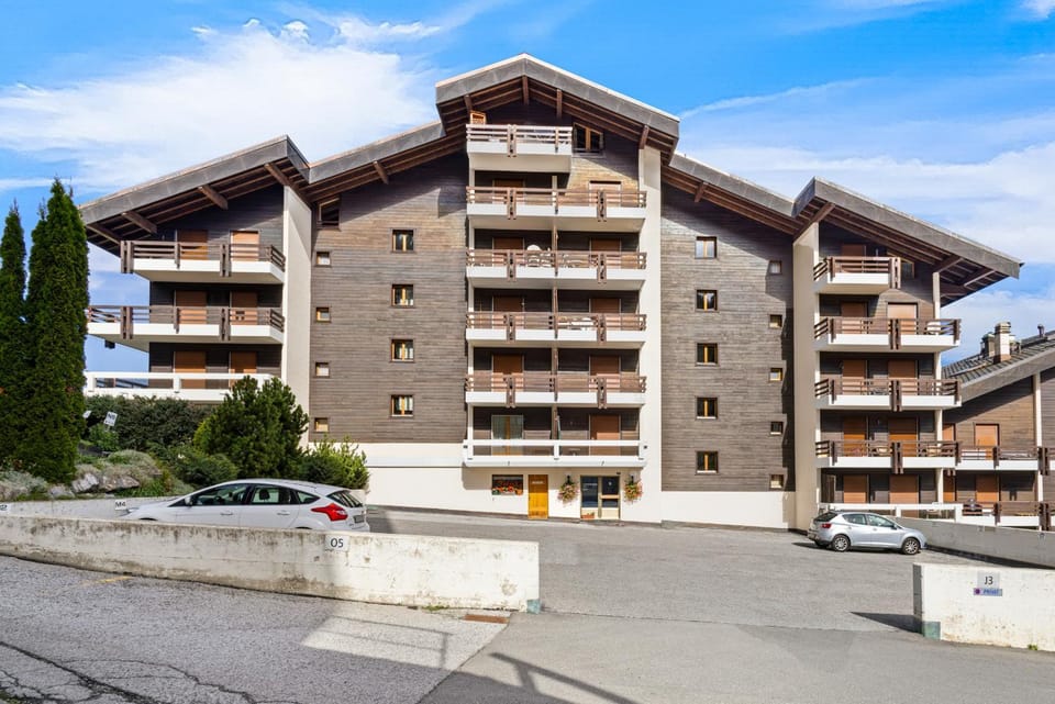 Property building, Facade/entrance, Off site