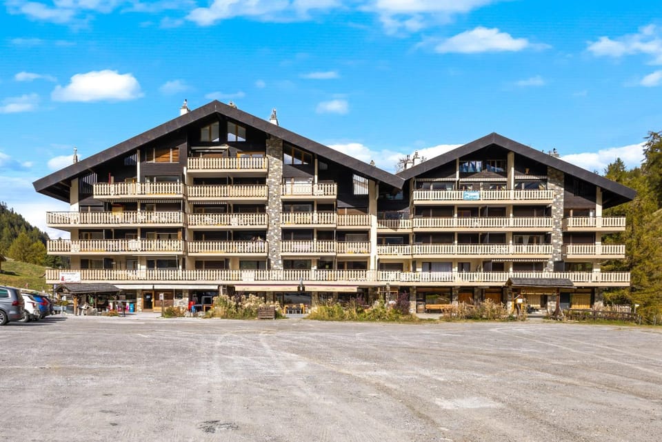 Property building, Facade/entrance, Off site