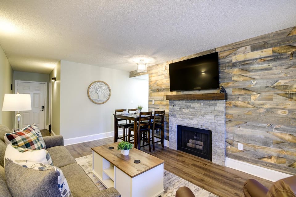 Pool, Views & Steps to Town: Chic Gatlinburg Condo House in Gatlinburg