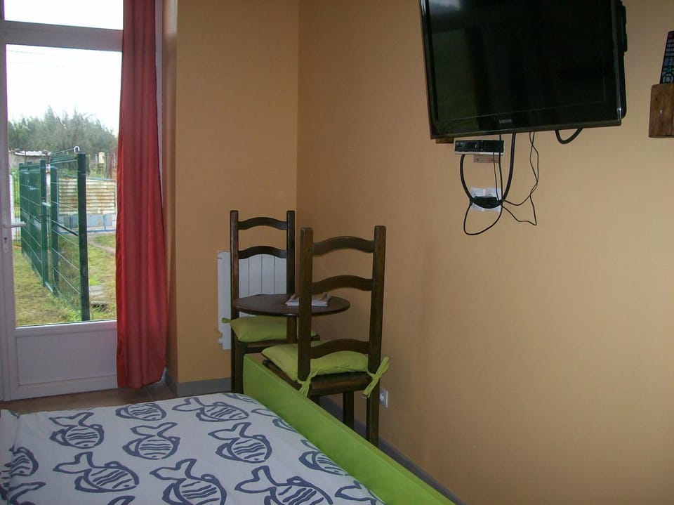 Bed, TV and multimedia, Bedroom