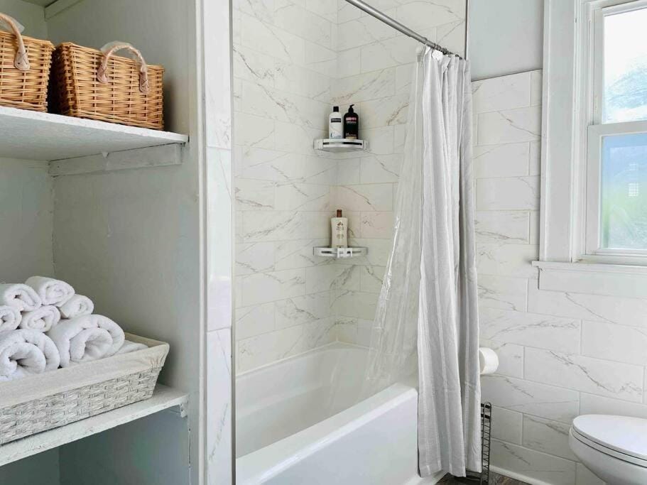 The Chic Shack / Centrally Located 2BR/1BA Home Apartment in Evansville