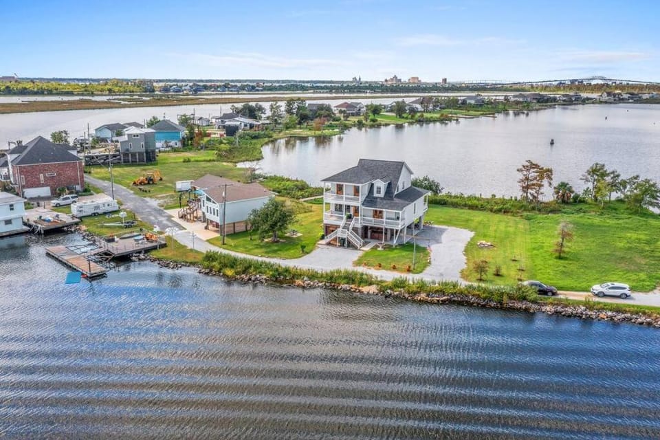 Waterfront 4 Bedroom Home House in Lake Charles