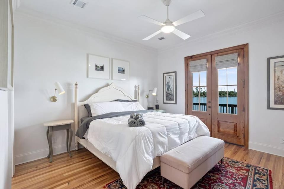 Waterfront 4 Bedroom Home House in Lake Charles