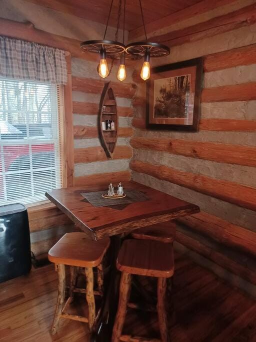The Pine Knot Cabin Cabin in Pittman Center