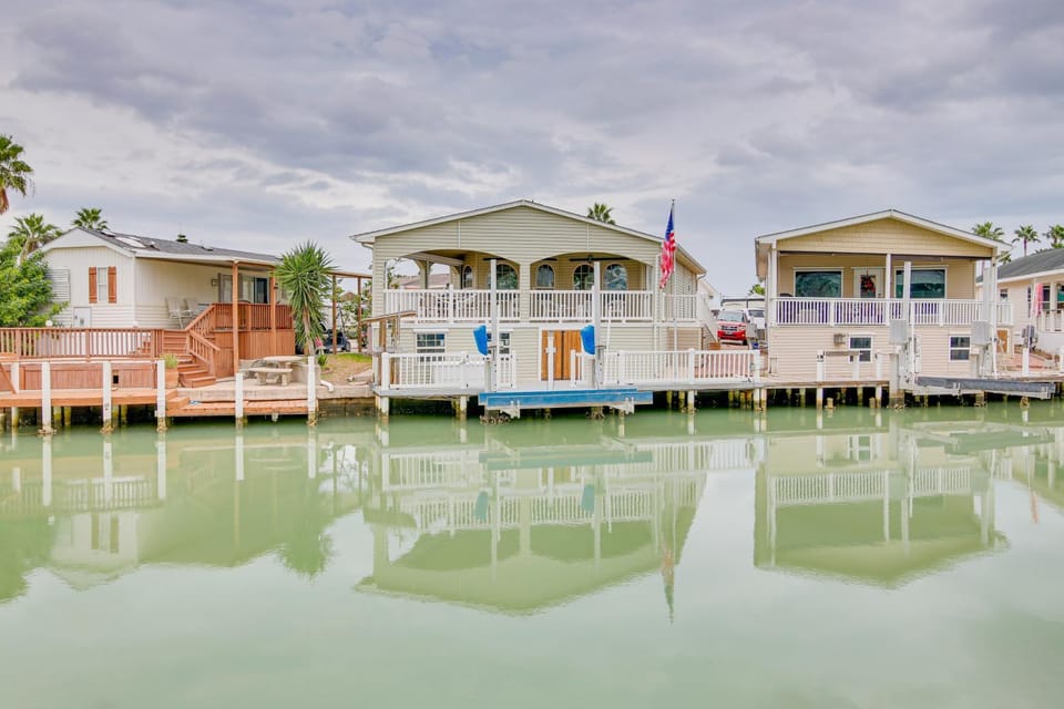 Canalfront Port Isabel Cottage: 5 Mi to Beach! House in Port Isabel