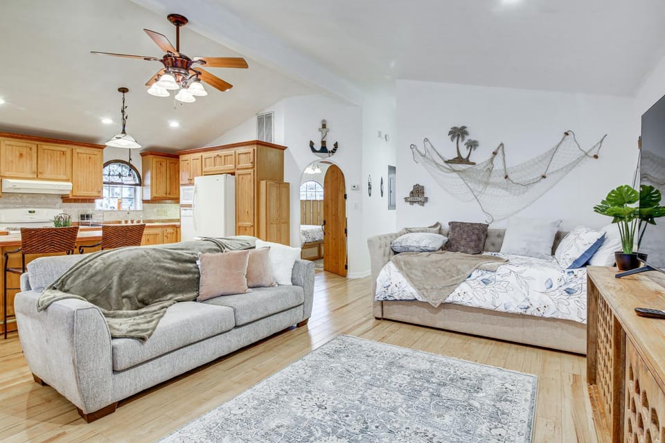 Canalfront Port Isabel Cottage: 5 Mi to Beach! House in Port Isabel