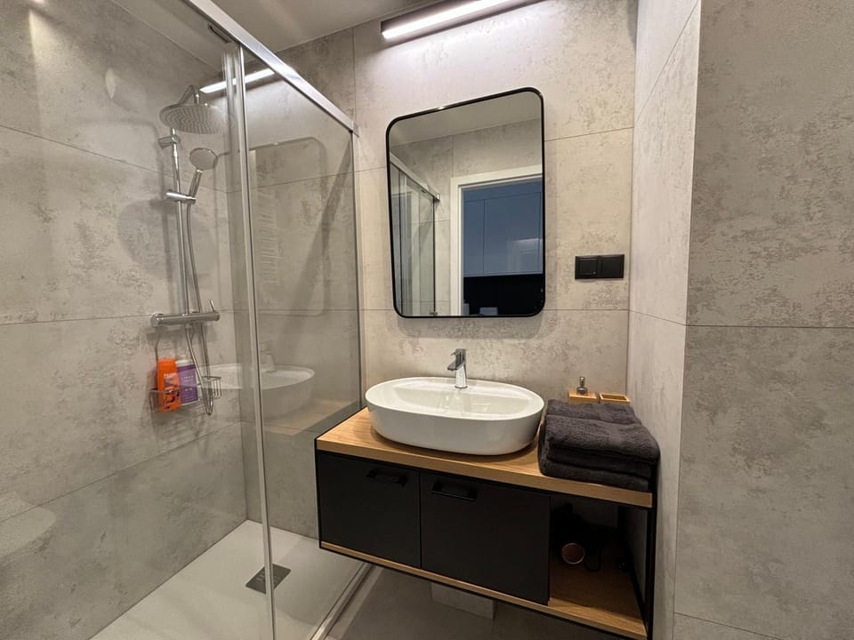 Shower, Bathroom, towels