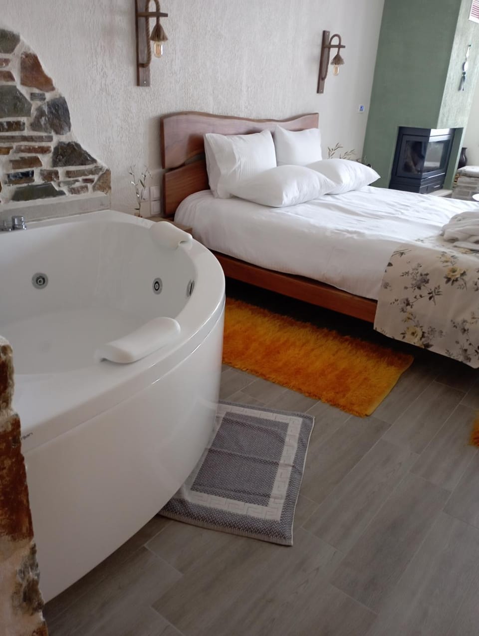 Hot Tub, Bedroom