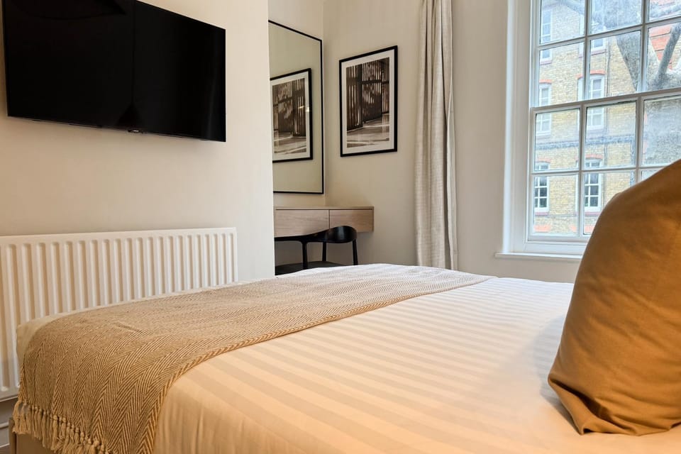 Bed, TV and multimedia, Bedroom