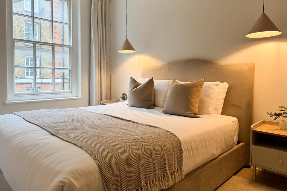 Property building, Bed, Bedroom