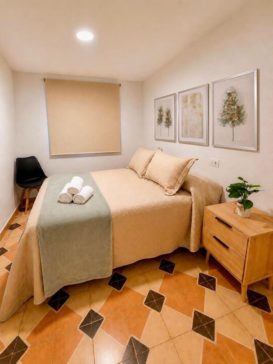 Bed, Photo of the whole room, Bedroom, towels