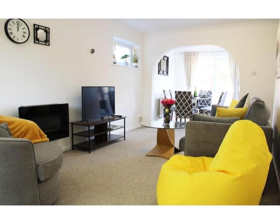 Communal lounge/ TV room, Living room, Seating area