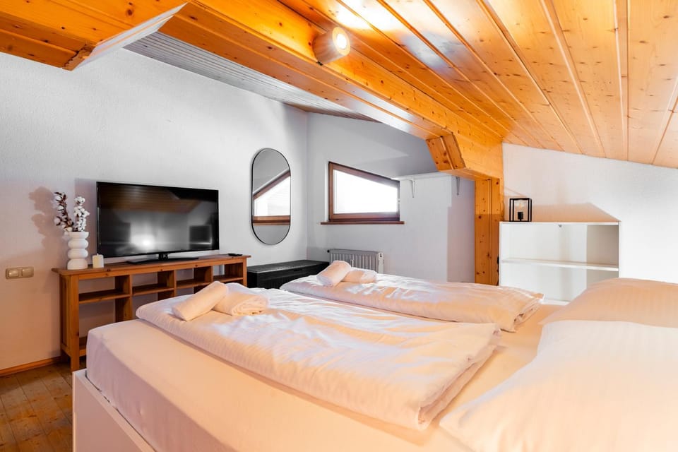 Bed, TV and multimedia, Photo of the whole room, Evening entertainment, Bedroom