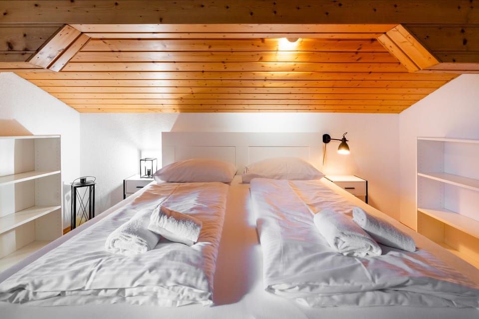 Bed, Photo of the whole room, Bedroom, towels