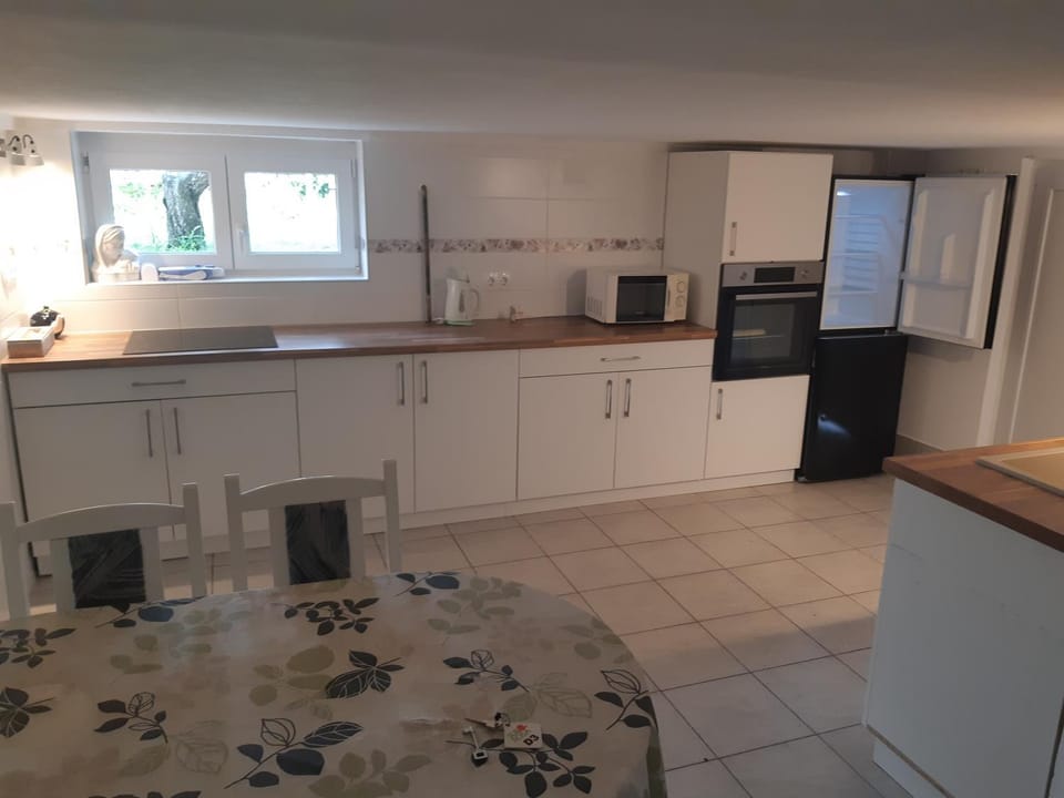 Coffee/tea facilities, Kitchen or kitchenette, minibar, pet friendly, stove