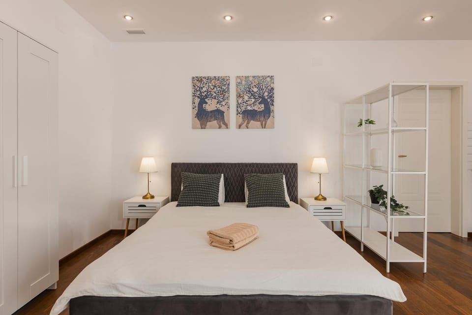 Bed, Photo of the whole room, towels