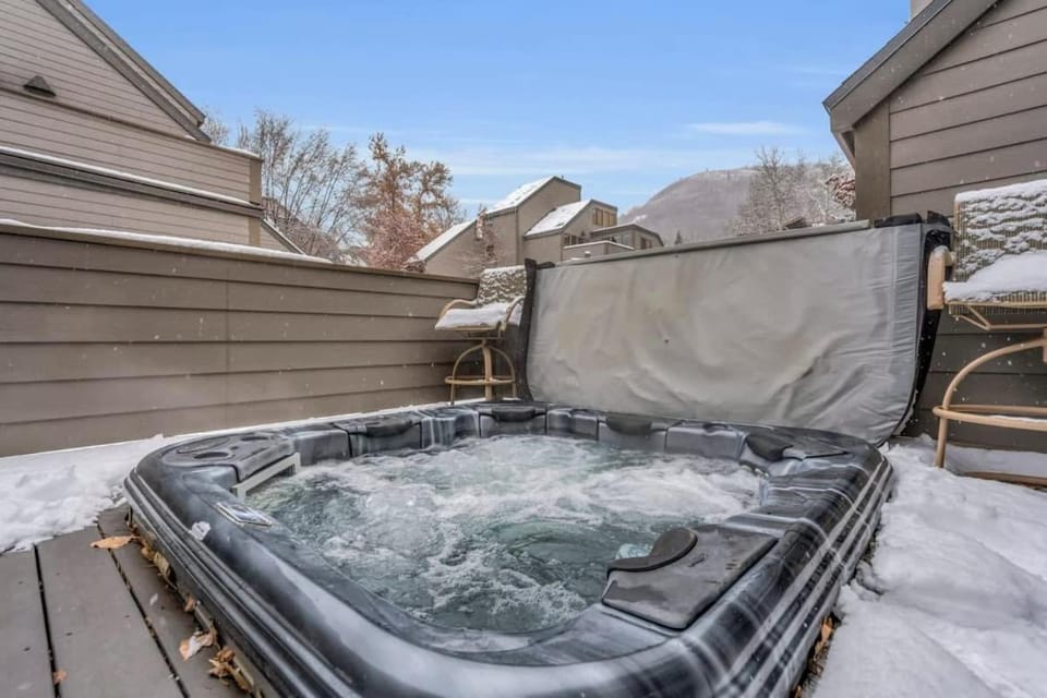 Bright 4BD Condo Minutes to Slopes House in Park City