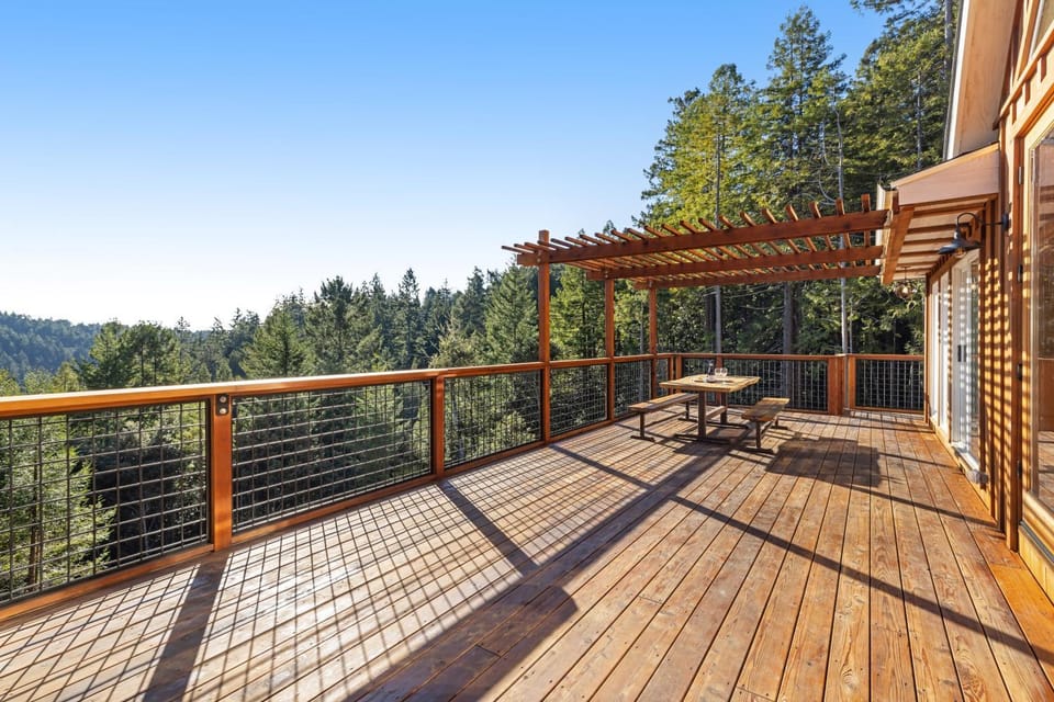 Expansive retreat with ridge top views & hot tub House in Mendocino County