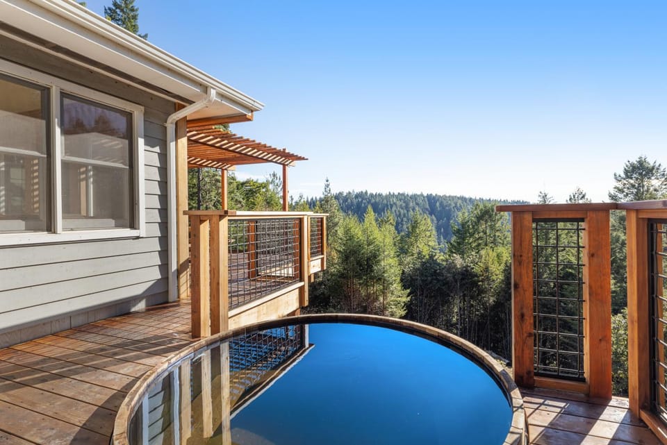 Expansive retreat with ridge top views & hot tub House in Mendocino County