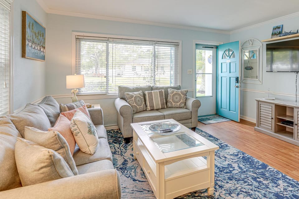 Lovely St Pete Beach Cottage, Walk to Beach & Town House in Gulfport